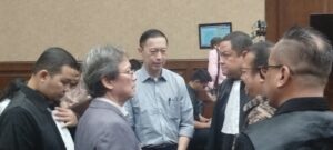 Tom Lembong bersama penasihat hukum, vid Adrison, antoni budiawan sebagai saksi meringakan perkara tom