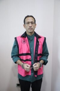 Nadiem makarim menjadi tersangka korupsi telah menggunakan rompi pink dan di borgol