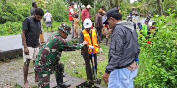 Babinsa Koramil Mapurujaya Bersama Warga Gelar Kerja Bakti Bersihkan Drainase 1 Babinsa Koramil Mapurujaya Bersama Warga Gelar Kerja Bakti Bersihkan Drainase