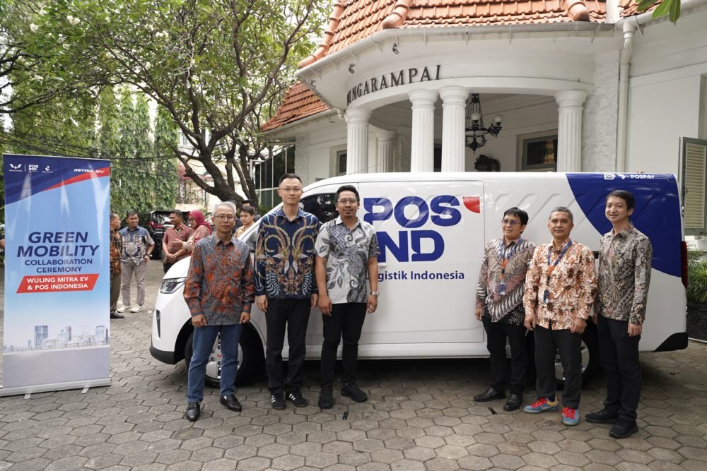 Kolaborasi ini ditandai oleh seremoni simbolis penyerahan Wuling Mitra EV Blind Van yang dilakukan pada hari ini bertempat di Restoran Bunga Rampai Jakarta Pusat 1000x667 1