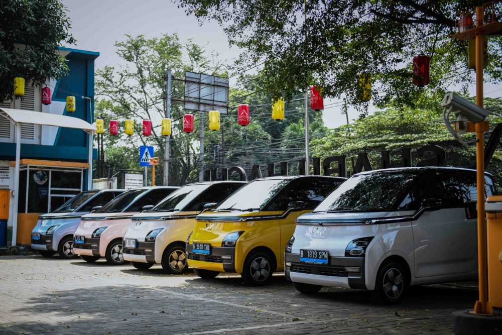 Secara akumulasi dari awal peluncuran sampai dengan bulan Agustus 2025 ini Wuling Air ev telah terjual lebih dari 20.000 unit di Indonesia 1000x667 1