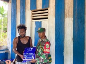 Peduli Kesehatan Warga Binaan, Babinsa Koramil 1710-06/Agimuga Dampingi Nakes Bagikan Kelambu Berinsektisida 16 IMG 20251002 WA0013