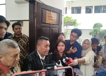 Hotman Paris Beserta Orang Tua Kandung Nadiem Dampingi Sidang Praperadilan Nadiem