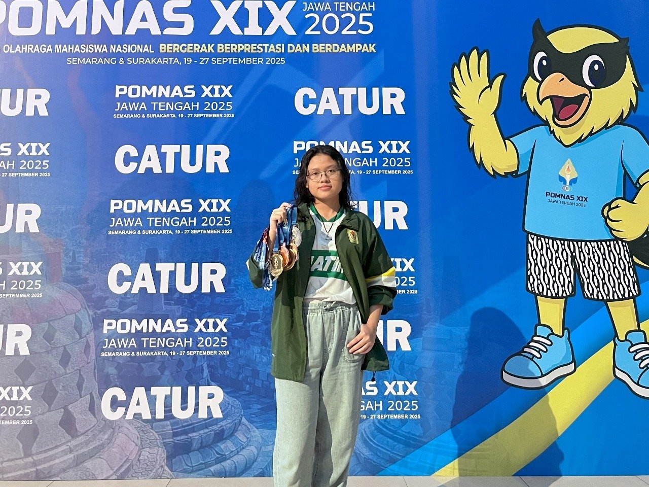 Salwa Nadia Maharani menunjukkan kelima medali yang berhasil diraihnya dalam Pomnas XIX 2025 di Universitas PGRI Semarang