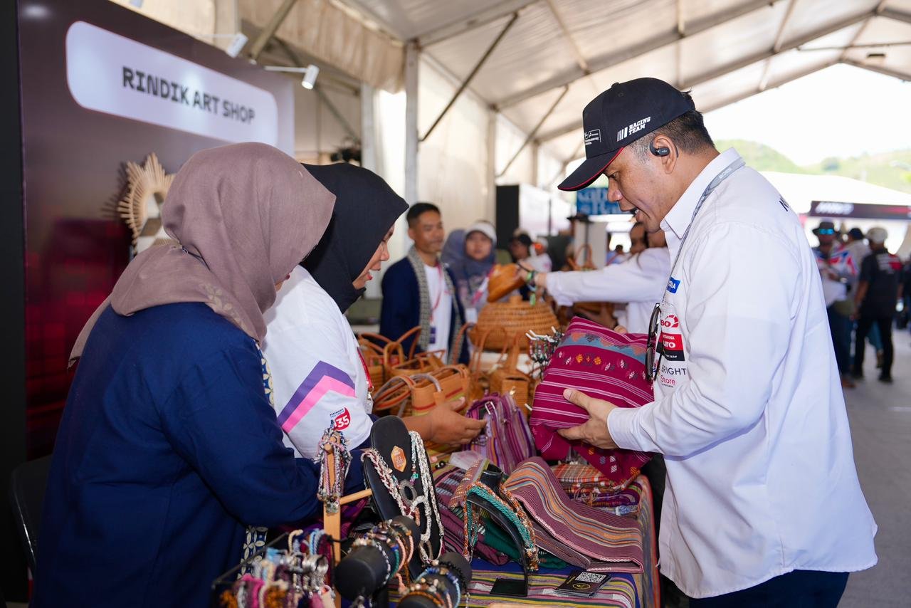 umkm lokal ikut ngebut di mandalika dirut pertamina cicipi jajanan khas lombok 2